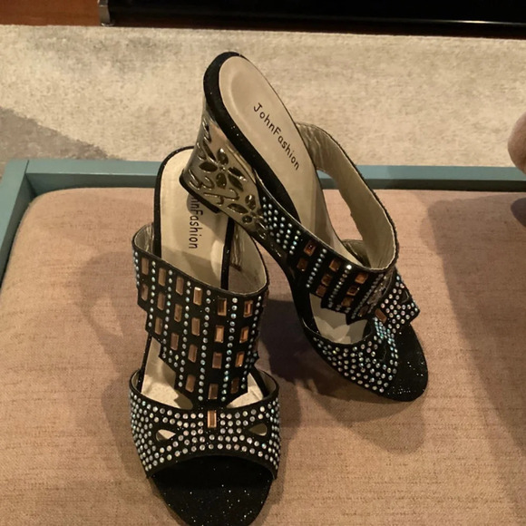 John Fashion Wedge Sandal Black with Gold Rhinestones size 7 Brand New - Picture 2 of 5